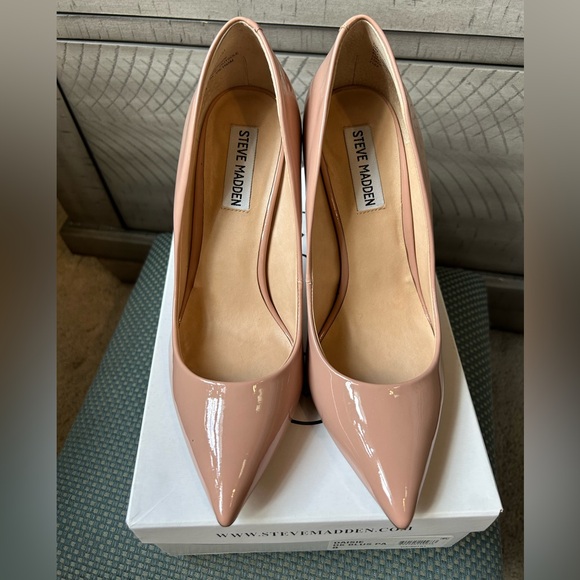 Blush Colored Steve Madden Patent leather Heeled pumps - Picture 6 of 10